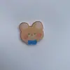 Broche de acrílico fofo de urso de chá, distintivo de desenho animado, pin para mochila de estudante, estojo de lápis, prêmio, decoração, atacado de fábrica