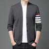 Cardigan de outono masculino novo gola V coreano masculino listrado combinação de cores manga longa abotoamento simples casaco de malha atacado