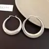 Brincos de Tarraxa Flor Torcida Vazada Estilo Coreano para Mulheres, Brincos com Toque de Luxo Leve de Alta Qualidade, Presilhas de Orelha com Design de Nicho, Acessórios de Orelha Versáteis para Mulheres