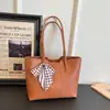 Bolso de Mano Simple Nuevo de Verano 2026 para el Trabajo Diario y los Viajes, Bolso Tote de Gran Capacidad a la Moda para Mujer con Pañuelo de Seda