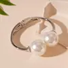 Pulseira Aberta Redonda de Pérola Exagerada Europeia e Americana Pulseira de Moda Retrô Europeia e Americana Joia de Luxo Leve de Nicho de Alta Qualidade para Mulheres