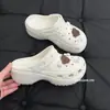 Novos Crocs Originais 2026 para Mulheres, Estilo Ins, Antiderrapantes, Fofos, Delicados, Sandálias Fechadas em Formato de Coelho para Uso Externo no Verão