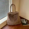 Novas bolsas tote para outono e inverno, perfeitas para o trabalho e o uso diário, casuais e versáteis, com grande capacidade e um design fofo e peludo.