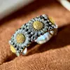 Anel Estilo Vintage Prata Antiga Esculpida com Cinco Pequenas Flores Margaridas em Contraste Ouro e Prata Tridimensionais Elevadas, Anel Aberto Ajustável