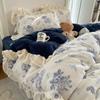 Conjunto de Roupa de Cama de Quatro Peças Pequeno Floral Estilo Coreano Classe A Veludo Leite para Inverno, Capa de Edredom Espessa de Coral Fleece e Conjunto de Lençol de Três Peças Single