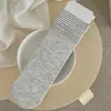 Calcetines Delgados de Malla Color Blanco Frío-Gris Estilo Coreano con Bordes Fruncidos, Moño, Etiqueta de Tela Rayada, Largo hasta la Media Pantorrilla, Algodón, Sin Costuras