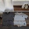 Conjunto de primavera y verano de pantalones cortos de manga corta con cuello redondo y rayas de oso de estilo coreano para hombres y mujeres, de algodón suave para bebés.