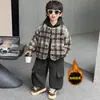 Conjunto de Tres Piezas para Niños Otoño e Invierno: Camisa Gruesa a Cuadros y Pantalones de Trabajo, Nuevo Estilo Invierno 2026, Fresco y Elegante, Con Felpa, Más Grueso, Ropa Infantil de Moda