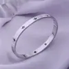 Pulsera de Acero de Titanio Hueca de Estrella de Cinco Puntas Caliente Transfronteriza Todo Partido Viento Rojo de Internet para Damas Pulsera Abierta de Acero Inoxidable 18K