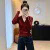 Elegante y hermoso suéter de punto rojo estilo francés, nuevo modelo invierno 2025, ambiente navideño y de Año Nuevo, top de manga larga con cuello en V