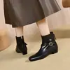 Botas de tornozelo com bico quadrado para mulheres, coleção outono/inverno 2026, nicho e estilosas, estilo europeu e americano, com detalhes de fivela, zíper traseiro, design justo, botas femininas de couro