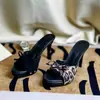 Sandalias de tacón de aguja abiertas estilo hada sexy modelo nuevo 2026 con lazo y estampado de leopardo pantuflas de satén para mujer verano