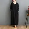 Toma real de 2026 del nuevo vestido largo de manga larga holgado de talla grande con cuello en V de algodón y lino vintage de otoño