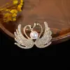 Broche Coreano Japonês de Venda Quente Transfronteiriça Flor de Diamante Incrustada com Pérolas de Alto Padrão Pin Anti-Exposição Acessórios para Casaco Terno