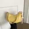 Bolsa Vintage de Axila de Alta Qualidade para Mulheres 2026 Nova Bolsa de Nicho em Forma de Lua Bolsa de Ombro Transversal Fashion para o Dia a Dia com Pingente
