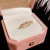Anillo de Zircón Exquisito de Alta Gama Nuevo y Moderno Transfronterizo para Mujer, Diseño de Nicho Moderno Joyería de Mano Personalizada
