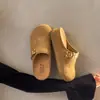 Chinelos Estilosos de Solado Grosso e Bico Fechado para Sair Outono/Inverno 2026 Novo Estilo Artístico Retrô Slip-Ons que Aumentam a Altura Chinelos Birkenstock