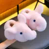Chinelos de algodão infantis de inverno, unissex, quentes e forrados com fleece, apresentando um design fofo de elefante, perfeitos para uso pai-filho, macios e confortáveis para uso interno, com design de calcanhar fechado