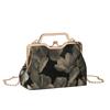 Bolso Cuadrado Pequeño Vintage Estilo Chino Bordado de Moda Nacional Bolso Cruzado Portátil Estilo Étnico Cheongsam Bolso Casual Bolso de Pinza con Forma de Labio
