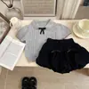 Conjunto de Verano para Bebé Niña 2026 Nuevo Estilo de Verano Estilo Universitario Moda Top de Punto y Shorts Florales Conjunto de Dos Piezas