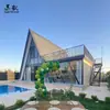 Casa de madeira triangular moderna e minimalista, projetada para atender a necessidades específicas, para uma vila de resort, pátio externo, jardim envidraçado e pavilhão de lazer