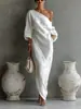 Moda Femenina Invierno 2026 Estilo Europeo y Americano Diseño de Nicho Vestido Texturizado Asimétrico Hombros Descubiertos Largo Irregular