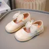 Zapatos pequeños de piel para niña, nueva colección primavera/otoño 2025, elegante diseño de lazo, versátiles zapatos de princesa, zapatos de piel con suela suave para niños de talla mediana y grande
