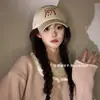 Gorra de Béisbol Bordada con Gato Manchado Estilo Coreano Japonés Color Crema 2025 Nueva para Mujer con Circunferencia de Cabeza Grande, Gorra de Pico de Pato que Hace que la Cara Parezca Más Pequeña