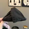 Presilha de Cabelo Triângulo de Tecido com Bolinhas Estilo Coreano para Mulheres, Novo Estilo de Alta Qualidade para Penteados Updo na Nuca, Presilha para Mostrar Volume, Presilha de Tubarão