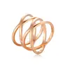 Anillo de acero de titanio con línea de rejilla cruzada para mujer, anillo simple liso personalizado, anillo de hebilla de toalla de seda de acero inoxidable europeo y americano