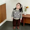 Conjunto de Cardigan de Tricô Fofo para Meninas Estilo Coreano de Início de Primavera, Suéter Versátil com Bordado Estiloso para Bebês de Primavera e Outono, Jaqueta Tendência