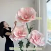 Decoraciones grandes de arte en papel con peonías, utilizadas para escaparates, eventos en centros comerciales y sesiones de fotos al aire libre como accesorios de fondo de moda