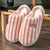 Pantuflas de algodón felpudo a rayas para el hogar, con bordado de letras, engrosadas para abrigar, con forro mullido, suela gruesa y diseño antideslizante; al por mayor disponible para parejas