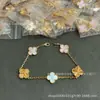Pulsera de alta gama V Gold de trébol de cuatro hojas y cinco flores para mujer, chapada en oro rosa amarillo de 18 quilates, con diamantes cortados a láser rojos, azules y morados, que exuda un sentido de lujo