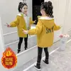 Casaco infantil de algodão estiloso com forro de fleece, novo modelo de inverno 2026, comprimento médio, quente, grosso, com capuz, jaqueta infantil de algodão, roupas infantis da moda