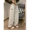Calças casuais xadrez em patchwork da moda para mulheres, novo estilo outono/inverno, design retrô americano com barras dobradas, comprimento total, perna reta, calça de moletom de perna larga