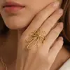 Anillo Abierto Flor Hueca Acero Inoxidable Chapado en Oro de 18K Estilo Europeo y Americano Ins Lujo Ligero Nicho Ambiente Festivo Accesorio