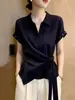 Camisa feminina azul-marinho com gola, manga curta e amarração na cintura, novo estilo de verão 2026, luxo leve, estilosa, afina a silhueta e rejuvenesce