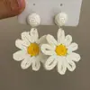 Pendientes de flores de colores 2025, nuevos diseños de nicho con un temperamento avanzado y personalidad única y exagerada para mujeres.