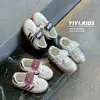 Nueva colección Primavera/Verano 2025: Zapatillas de entrenamiento de malla para niñas, estilo alemán, zapatos atléticos casuales y transpirables, zapatos suaves de suela para niños, estilo coreano, Forrest Gump