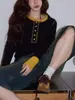 Camiseta Splicing Preta de Gola Redonda para Mulheres Outono 2025 Top Elegante de Alta Qualidade com Efeito Afinando a Cintura Manga Longa