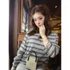 Camiseta de manga larga a rayas de color block estilo americano, unisex, para otoño, con un ambiente relajado y casual, que ofrece protección solar y es adecuada como capa base para parejas