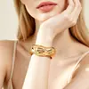 Pulsera de mujer de lujo ligero transfronteriza de comercio exterior europeo y americano, estilo europeo simple y exagerado, elegante, moderna y versátil, pulsera plisada al por mayor