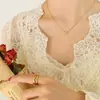 Collar French chocker Marca Diseño de Nicho Letra W Incrustado con Diamantes Acero de Titanio Chapado en Oro Verdadero de 18K P1008