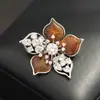 Broche de Lirio de Pétalos de Madera de Alta Gama, Elegante Broche de Flor con Circonita Microincrustada, Lujo Accesible y Accesorios Versátiles para Mujeres