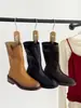Versão em pele de ovelha~Botas de cano médio slip-on com salto grosso e bico redondo, estilo minimalista francês, novas botas da moda para outono e inverno 2026, botas de equitação