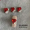 Arte de Uñas Vintage con Acabado Rojo con Pedrería Apilada, Base Curva, Pedrería Grande, Perla, Arte de Uñas Deslumbrante, Pedrería Apilada, Hacha, Decoración de Uñas de Caramelo