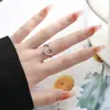Anel Aberto com Design de Nicho Interessante Feito de Aço Inoxidável, Anel para Dedo Indicador com um Toque de Luxo Leve, Moderno e Fashion, Acessório Versátil Estilo Coreano