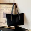 Bolsa Tote Grande Capacidade Simples Diária Europeia e Americana Feminina Retrô Fosca Temperamento Alto Valor Bolsa de Ombro Único Subaxilar