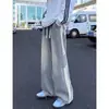 Calça jeans reta de três listras para homens, casual, simples, versátil para o dia a dia, modelagem solta, perna larga, com caimento fluido e cordão